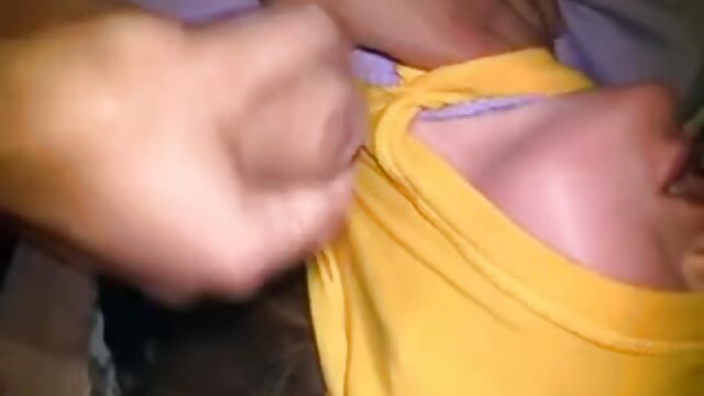 Najljubši :  Čudovita lepotica uživa v trdi analni vožnji na masivni črni palici Video posnetki 