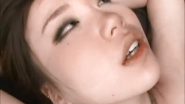 Najljubši :  Pohoten japonski babe privezan in zajebal z igračami in kunci Video posnetki 