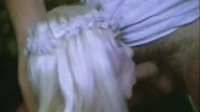 Najljubši :  Ebenovinasta dama je očarana nad kontrastom tega velikega črnega kura Video posnetki 