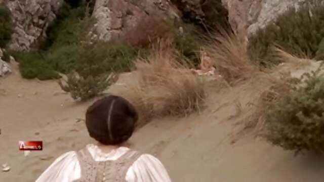 Najljubši :  Ljubiteljsko rjavolasko snemajo, ko sleče top Video posnetki 