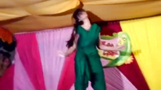 Najljubši :  Navihana rjavolaska sprosti srečnega partnerja z neverjetnim footjobom Video posnetki 