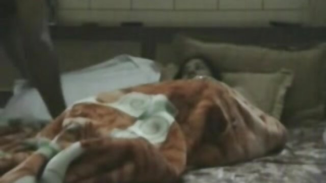 Najljubši :  Dekle z urejeno muco dovoli moškemu, da jo bonk na bele rjuhe Video posnetki 