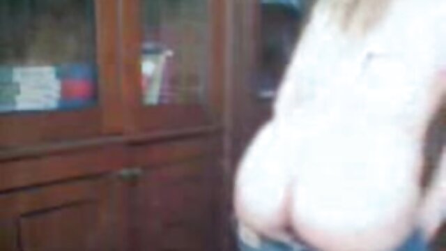 Najljubši :  Ljubka rjavolaska je globoko izvrtala jajca po tem, ko so ji lizali muco Video posnetki 