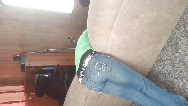 Najljubši :  Mlado MILF prosi, naj faha njen mož, ki potrebuje pomoč Video posnetki 