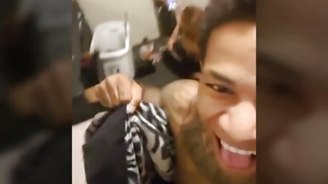 Najljubši :  Piflaški najstnik s seksi očali globoko grla in jebe velikega tiča Video posnetki 