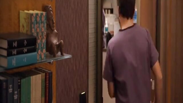 Najljubši :  Lepa rjavolaska se zadene v čutni sceni Video posnetki 