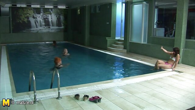 Najljubši :  Simpatična rjavolaska z majhnimi joški piha velikega črnega tiča na travniku Video posnetki 