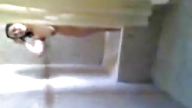 Najljubši :  Goli striptizeti dovolijo navdušeni pumi, da okusijo njihove kosti Video posnetki 