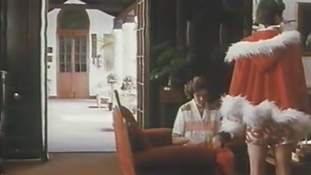 Najljubši :  Dve ljubki sodelavki pihata v pisarni Video posnetki 