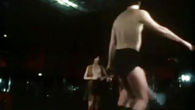 Najljubši :  Sladka rjavolaska sesa kura in jajca, nato pa jo jaha Video posnetki 