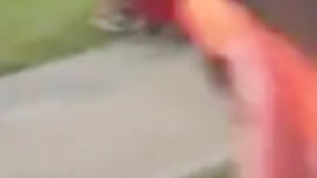 Najljubši :  Rjavolaska najstnica z živahnimi joški se vozi v stilu POV svojega ljubimca Video posnetki 