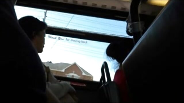 Najljubši :  Razigrana suha rjavolaska se igra z nogami in se zajebava Video posnetki 