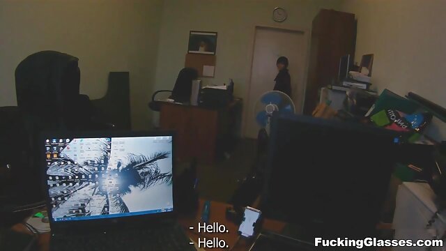 Najljubši :  Zaobljena blondinka se v prizoru od blizu časti svoje telo Video posnetki 