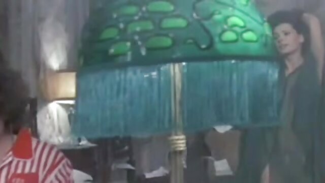 Najljubši :  Ljubka blondinka Goldie za kosilo dobi pošastnega tiča Video posnetki 