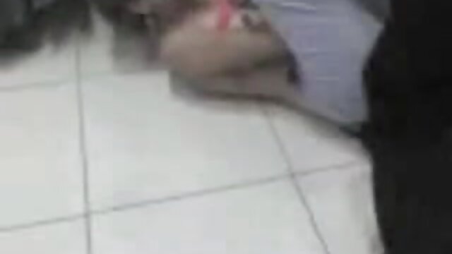 Najljubši :  Stara ženska obrne partnerja na draženja tiča z nogami in ga sesa Video posnetki 