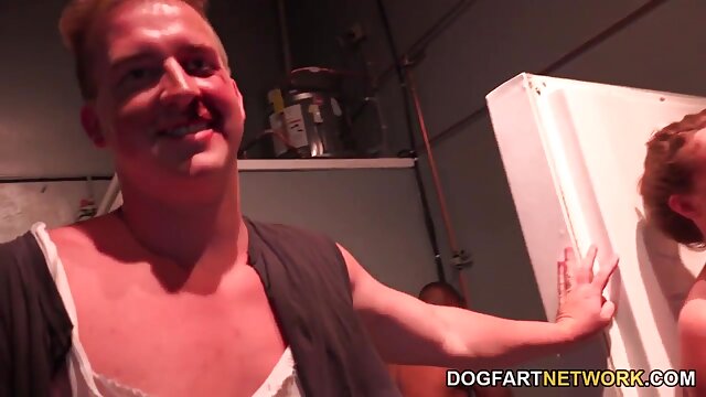 Najljubši :  Vitko rjavolasko bejbo udari ven v sneg Video posnetki 