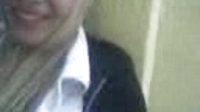 Najljubši :  Naivna rdečelaska je na kavču zapeljala zrela agentka s kamero Video posnetki 