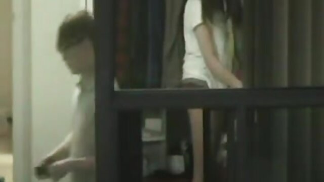 Najljubši :  Brineta teen girl Lily Jordan sesa tiča in se tako dobro zajebe Video posnetki 