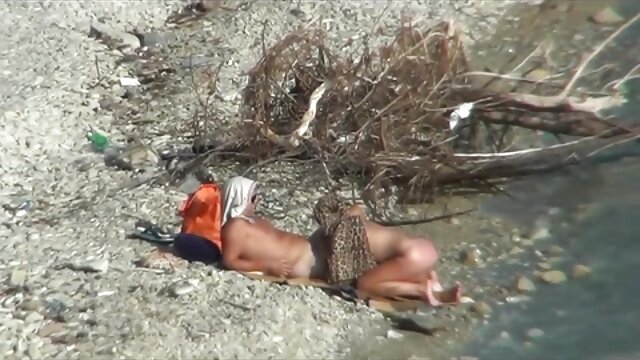 Najljubši :  Dekle masturbira, a sosed ponudi najstniku, da ga prodre Video posnetki 