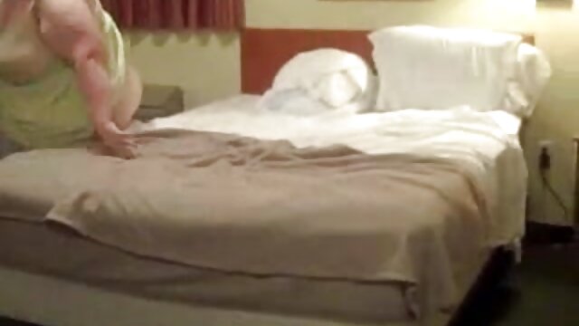 Najljubši :  Naoljeno mlado rjavolasko v kuhinji močno udarijo Video posnetki 