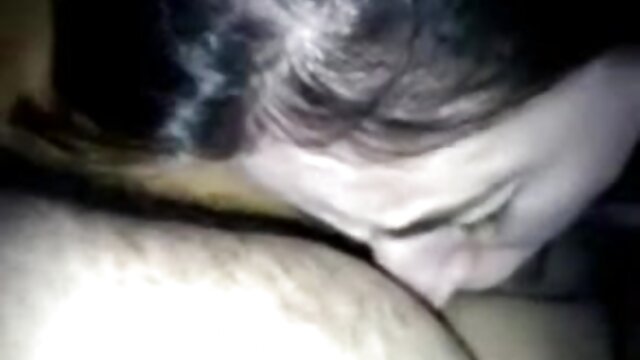 Najljubši :  Drobna latino babe se je privila na kavč z izjemno izboklino Video posnetki 