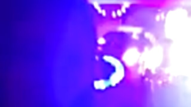 Najljubši :  MILF je strokovnjakinja za sesanje in bo z veseljem osrečila ta dva kurca Video posnetki 