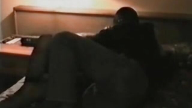 Najljubši :  Tajnico velike rit pokliče njen šef za posebno poročilo Video posnetki 