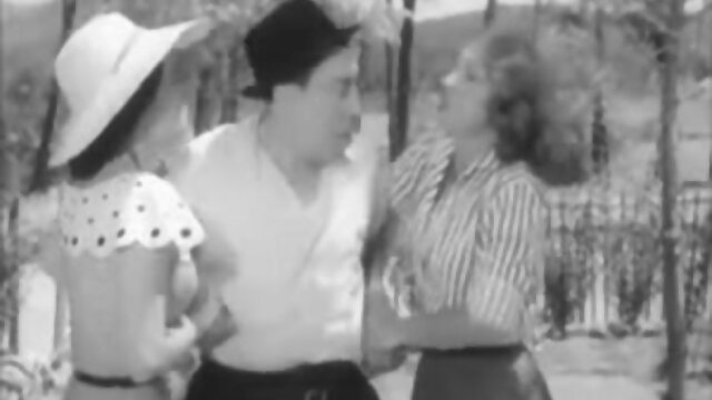 Najljubši :  Drobne suhe najstnice, ki jih je opustošil ob bazenu v soparni trojki Video posnetki 