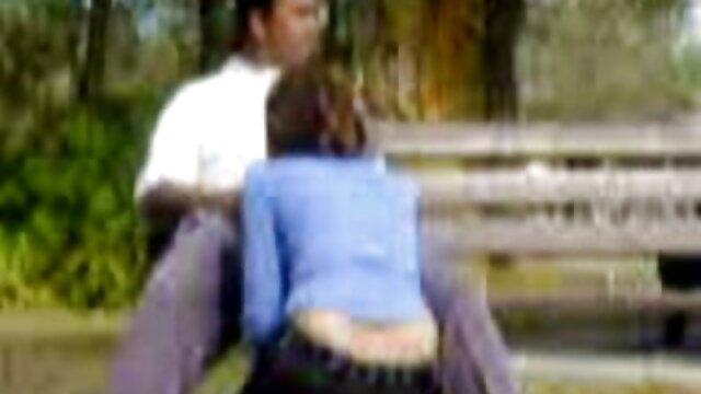 Najljubši :  Starejši moški povabi lepotico v belih spodnjicah na kavč, da jo pojeba Video posnetki 