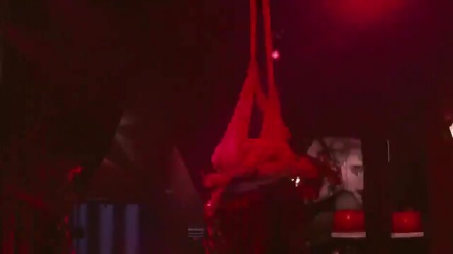 Najljubši :  Črnopolta opatica Ana Foxxx se vozi z veliko belo palico na kavču Video posnetki 